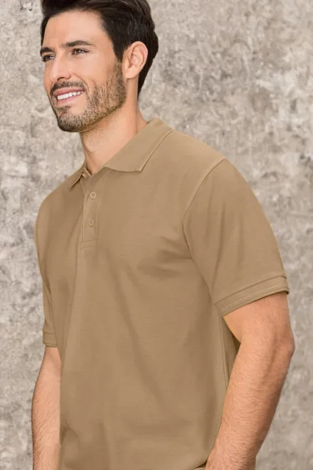 Loses Poloshirt der Männer, sandig